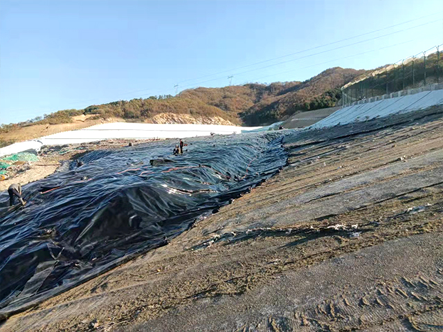 垃圾填埋場(chǎng)須鋪設(shè)使用防滲土工膜。 垃圾填埋場(chǎng)須鋪設(shè)使用防滲土工膜。