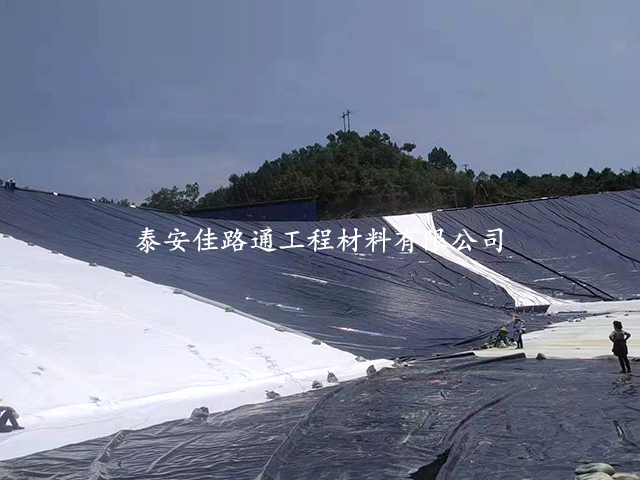 垃圾填埋場鋪設防滲土工膜須做好清理工作 垃圾填埋場鋪設防滲土工膜須做好清理工作