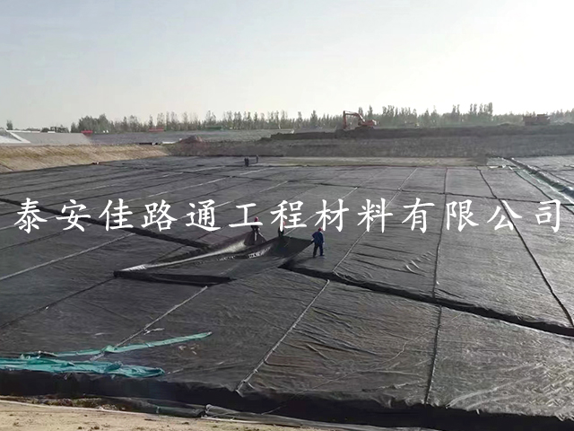 污水處理池鋪設防滲土工膜需要注意的問題 污水處理池鋪設防滲土工膜需要注意的問題