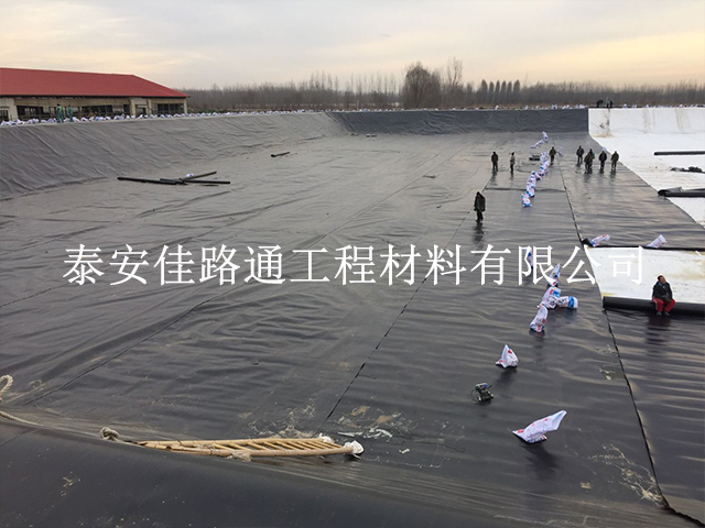 廠家在防滲土工膜生產(chǎn)工藝中做到嚴(yán)格把控 廠家在防滲土工膜生產(chǎn)工藝中做到嚴(yán)格把控