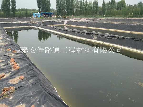 選擇污水處理防滲膜：關鍵因素與創新視角