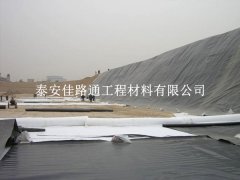 柔性守護(hù)，防滲土工膜鋪設(shè)的藝術(shù)：松弛之美